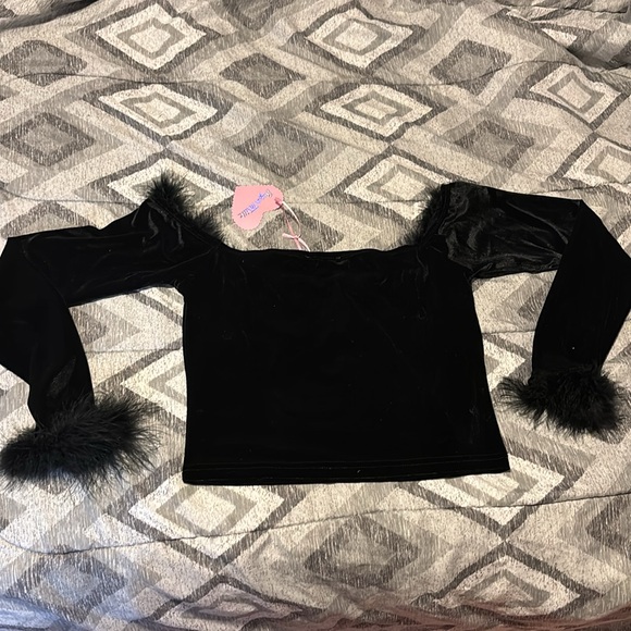 Sugar Thrillz Blafk off the shoulder crop top with fuzzy trim - Picture 7 of 8